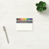 Post-it® Une rangée de crayons colorés. (Bureau)