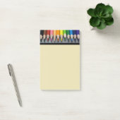 Post-it® Une rangée de crayons colorés. (Bureau)