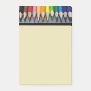 Post-it® Une rangée de crayons colorés.