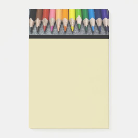 Post-it® Une rangée de crayons colorés. (Devant)