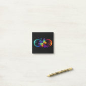 Post-it® Vibrant infinity with rainbow butterfly on black (Sur un bureau)