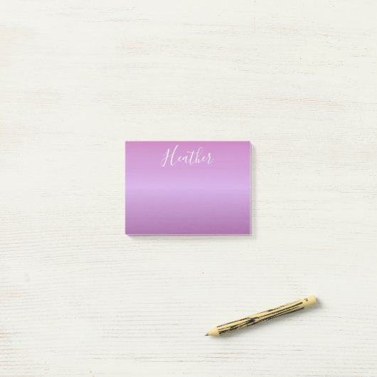 Post-it® Violet violet et script blanc personnalisé (Sur un bureau)