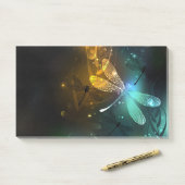 Post-it® Vol de libellule verte lumineuse (Sur un bureau)