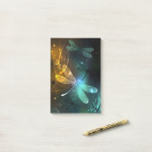 Post-it® Vol de libellule verte lumineuse (Sur un bureau)