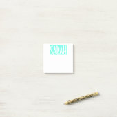 Post-it® Votre nom | Texte blanc gras sur Aqua clair (Sur un bureau)