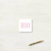 Post-it® Votre nom | Texte blanc gras sur rose clair (Sur un bureau)