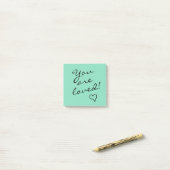 Post-it® Vous êtes aimé Vert avec cœur Positif (Sur un bureau)