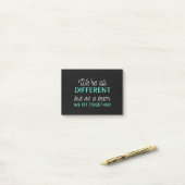 Post-it® We're All Different But As A Team We Fit Together (Sur un bureau)