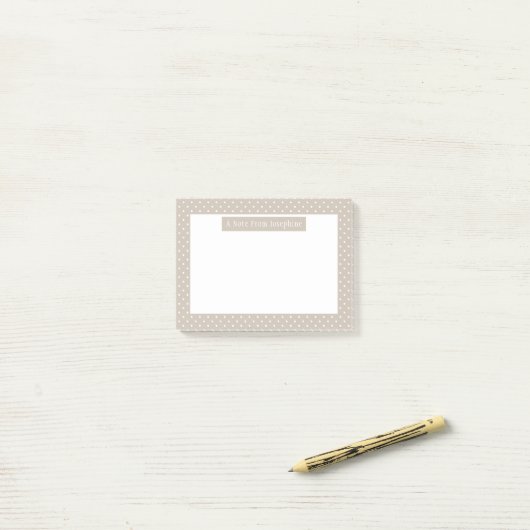 Post-it® White On Beige Polka Dots Pattern Custom Text (Sur un bureau)