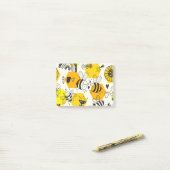 Post-it® Yellow Bee and Rainbow Design (Sur un bureau)