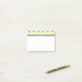 Post-it® Yellow Dk Gray White LG Chevron Gray Nom Monogram (Sur un bureau)