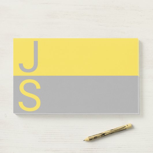 Post-it® Yellow & Grey Modern Initials monogram (Sur un bureau)