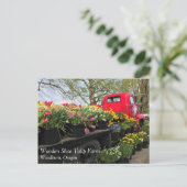 Postale Camion rouge avec fleur de printemps et carte post (Debout devant)