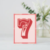 Postale Carte Bannière de typographie rose Numéro "7" (Debout devant)
