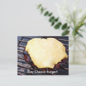 Postale Carte Burger au fromage grillé (Debout devant)