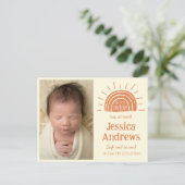 Postale carte d'annonce de naissance boho ensoleillée avec (Debout devant)