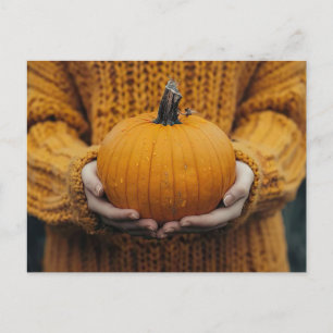 Postale carte de voeux d'automne avec une femme tenant un