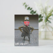 Postale Fille sans peur avec masque brodé, NYC - carte pos (Debout devant)