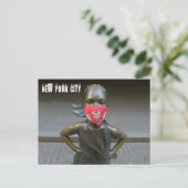 Postale Fille sans peur avec masque brodé, NYC - H carte p (Debout devant)