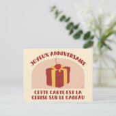 Postale Joyeux anniversaire, carte cerise sur le cadeau (Debout devant)