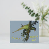 Postale Perroquet à collier mangeant une carte de bonne an (Debout devant)