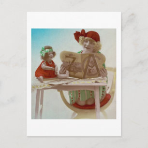 Postale Petite fille lisant sur sa Dollie - Carte Vintage