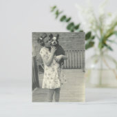 Postale Petite fille tenant sa carte de poste pour chien (Debout devant)