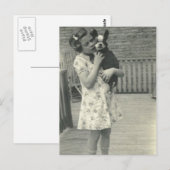 Postale Petite fille tenant sa carte de poste pour chien (Devant / Derrière)