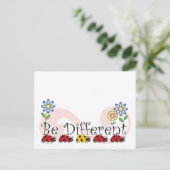 Postale Soyez différentes coccinelles avec la carte (Debout devant)