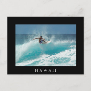 Postale Surfer sur une grande vague noir Hawaii carte post