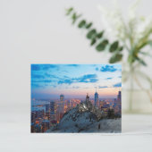 Postale Travailler avec une carte papier pour réussir (Debout devant)