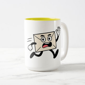 Postdame met post tweekleurige koffiemok