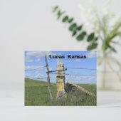 Poste de clôture en pierre du Kansas, carte postal (Debout devant)