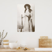 Poster 1910 Portrait photo d'une fille qui tient un fusil (Cuisine)