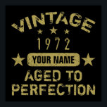 Poster 50th Birthday Party 1972 Ajouter Votre Nom<br><div class="desc">Célébrez un âge marquant avec ces fournitures de fête d'anniversaire personnalisées. Personnalisez-les en ajoutant le nom de la personne qui a donné naissance à votre enfant. Des idées d'anniversaire cool pour papa ou les hommes.</div>