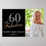 Poster 60 et Fabulous Black 60th Birthday Party Photo<br><div class="desc">60 et Fabulous Black 60th Birthday Party Photo Banner. Grand signe pour la fête du 60e anniversaire avec une photo personnalisée, inspirationnelle et drôle de citation 60 et fabuleux et texte dans un script tendance avec un nom. L'arrière - plan est noir et le texte est blanc et doré. Personnalisez...</div>