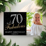 Poster 70 et fabuleux Elegant Black 70th Birthday Photo<br><div class="desc">70 et Fabulous Elegant Black 70th Birthday Party Photo Poster. Grand signe pour la fête du 70e anniversaire avec une photo personnalisée, inspirationnelle et drôle de citation 70 et fabuleux et texte dans un script tendance avec un nom. Personnalisez le panneau avec votre photo, votre nom et l'âge, et faites...</div>