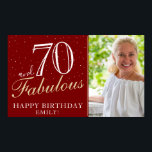 Poster 70 et fabuleux Elegant Red 70th Birthday Photo<br><div class="desc">70 et Fabulous Elegant Red 70th Birthday Party Photo Poster. Grand signe pour la fête du 70e anniversaire avec une photo personnalisée, inspirationnelle et drôle de citation 70 et fabuleux et texte dans un script tendance avec un nom. Personnalisez le panneau avec votre photo, votre nom et l'âge, et faites...</div>