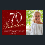 Poster 70 et fabuleux Elegant Red 70th Birthday Photo<br><div class="desc">70 et Fabulous Elegant Red 70th Birthday Party Photo Poster. Grand signe pour la fête du 70e anniversaire avec une photo personnalisée, inspirationnelle et drôle de citation 70 et fabuleux et texte dans un script tendance avec un nom. Personnalisez le panneau avec votre photo, votre nom et l'âge, et faites...</div>