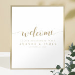 Poster Accueil de la partie d'engagement blanc en or simp<br><div class="desc">Nous avons donné à cette affiche de bienvenue simple et animée de la fête de fiançailles un brin de panache avec "Welcome" dans une police moderne fluide. Nous aimons les fleurs stylisées et allongées aux deux extrémités du mot. Ceci et l'autre texte est un ton or élégant appelé California Gold....</div>