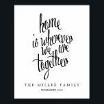 Poster Accueil personnalisé est l'endroit où nous sommes<br><div class="desc">Un merveilleux morceau de décoration murale moderne qui dit : "la maison est où que nous soyons ensemble". Parfait pour les familles, comme cadeau de ménage ou cadeau pour le couple nouvellement marié. Texte contemporain audacieusement imprimé en noir avec typographie fantaisiste et personnalisé avec la famille et date établie, mais...</div>