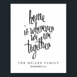 Poster Accueil personnalisé est l'endroit où nous sommes<br><div class="desc">Un merveilleux morceau de décoration murale moderne qui dit : "la maison est où que nous soyons ensemble". Parfait pour les familles, comme cadeau de ménage ou cadeau pour le couple nouvellement marié. Texte contemporain audacieusement imprimé en noir avec typographie fantaisiste et personnalisé avec la famille et date établie, mais...</div>