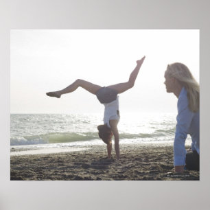 Poster Adolescente fille fait un exploit de gymnastique, 