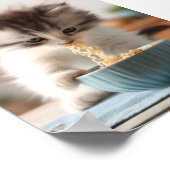Poster Adorable Fluffy Kitten mangeant des nouilles Ramen (Coin)