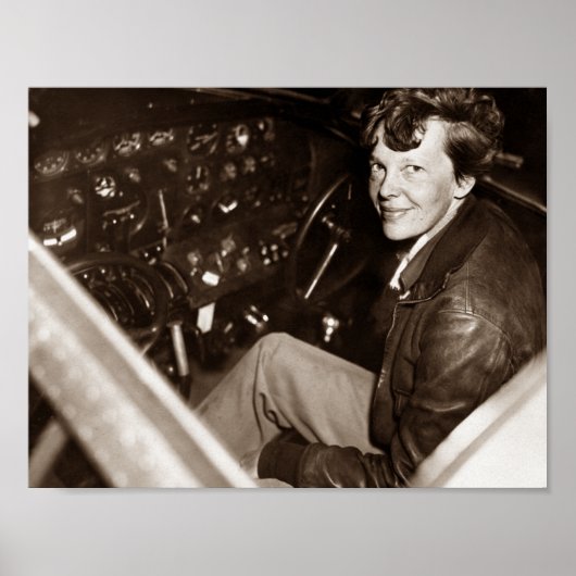 Poster Amelia Earhart Assis Dans Le Cockpit De L'Avion (Devant)