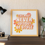 Poster Amusant Simple Le Passé Ne Dépasse Jamais Le Style<br><div class="desc">Affiche murale amusante pour n'importe qui. Avec des fleurs de style rétro couleur jaune et corail orange clair ensoleillé et mignon 'Le passé ne sort jamais du style' texte de citation de mot. Un design hipster fantaisiste pour ceux qui aiment le style rétro branché autant que les nouveautés modernes.</div>