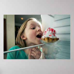Poster Amusante fille regardant dans le réfrigérateur