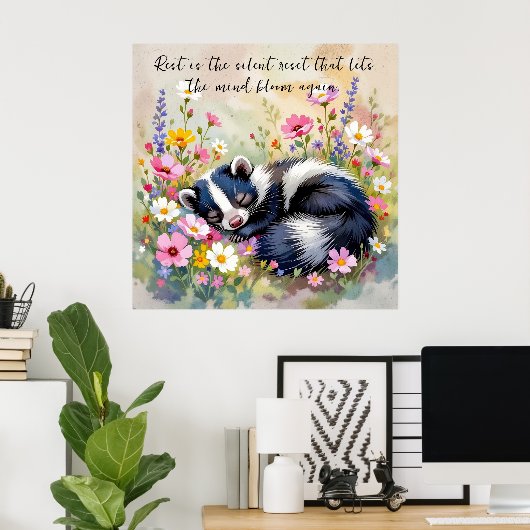 Poster An Adorable Skunk Napping in Flowers and Quote (Bureau à domicile)