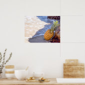 Poster Ananas penché sur les rochers à la plage (Cuisine)