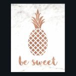 Poster Ananas rose rose sur Marbre blanc | Soyez doux<br><div class="desc">Cette affiche élégante présente un faux look doré rose (pas de véritable feuille d'or) sur un arrière - plan en marbre blanc. Un ananas est présenté avec les mots "be sweet" dans la typographie à la mode.</div>